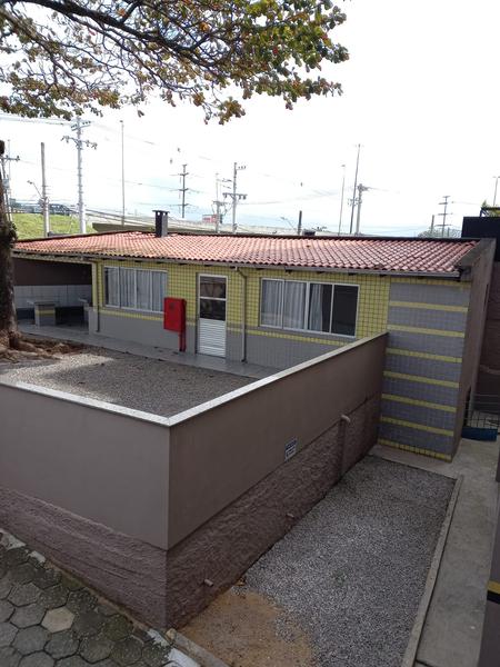 Kitinete com quarto separado,sem garagem,  em Capoeiras.
