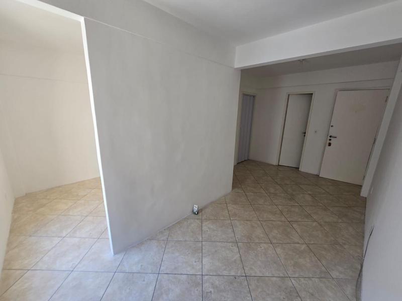 Kitinete com quarto separado,sem garagem,  em Capoeiras.