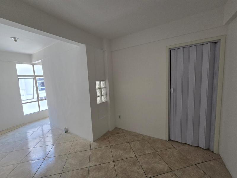 Kitinete com quarto separado,sem garagem,  em Capoeiras.