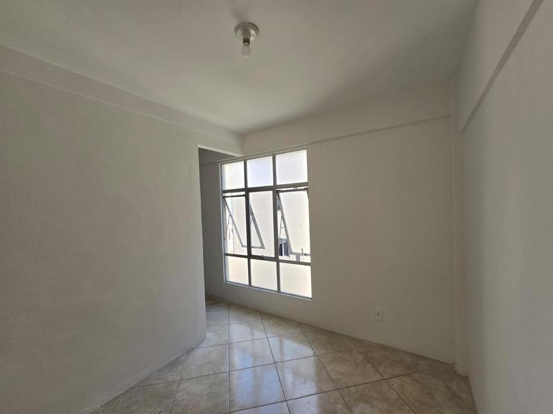 Kitinete com quarto separado,sem garagem,  em Capoeiras.