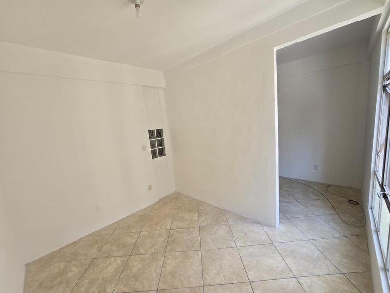 Kitinete com quarto separado,sem garagem,  em Capoeiras.