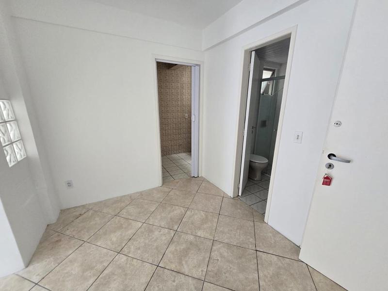 Kitinete com quarto separado,sem garagem,  em Capoeiras.