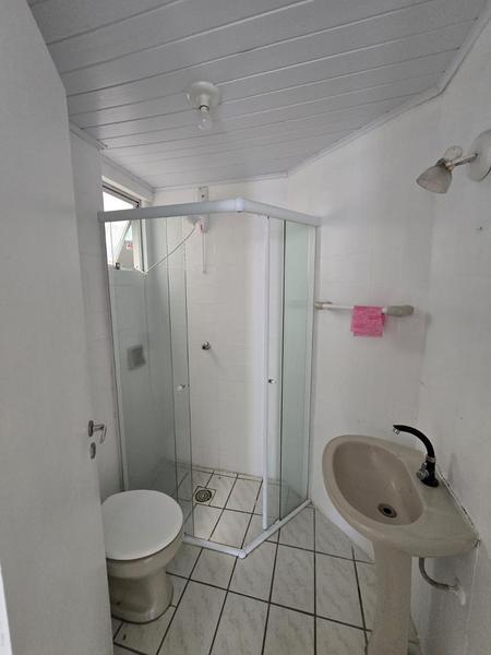 Kitinete com quarto separado,sem garagem,  em Capoeiras.