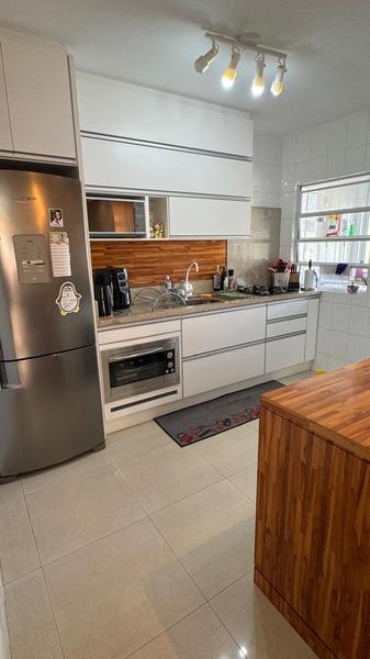 Apartamento de 2 dormitórios (suíte) e garagem em Coqueiros.