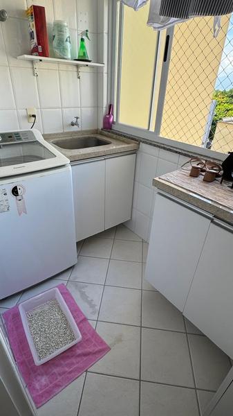 Apartamento de 2 dormitórios (suíte) e garagem em Coqueiros.