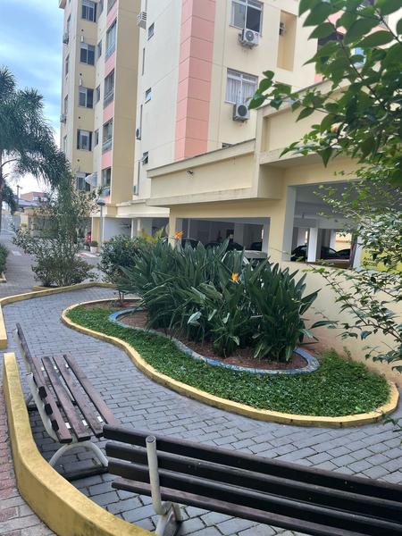 Apartamento de 2 dormitórios (suíte) e garagem em Coqueiros.