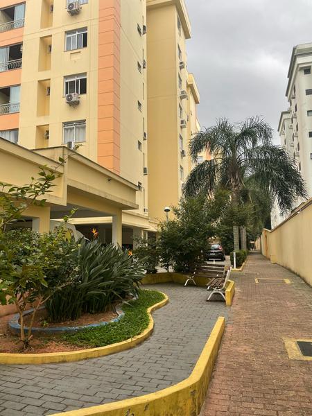 Apartamento de 2 dormitórios (suíte) e garagem em Coqueiros.