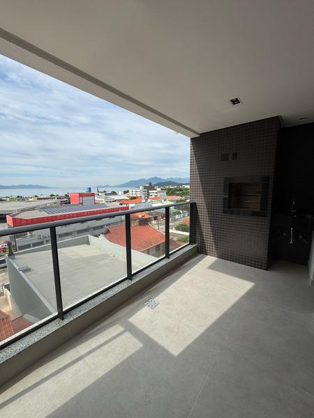 Apartamento com 2 dormitórios, suíte, sacada, churrasqueira e garagem no Kobrasol.