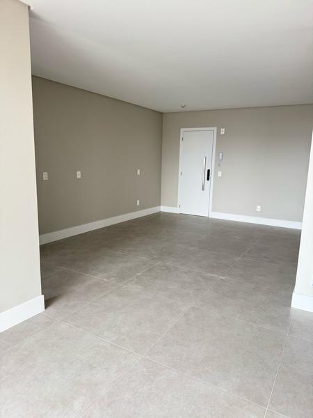 Apartamento com 2 dormitórios, suíte, sacada, churrasqueira e garagem no Kobrasol.