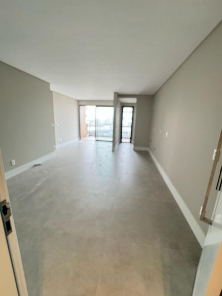 Apartamento com 2 dormitórios, suíte, sacada, churrasqueira e garagem no Kobrasol.