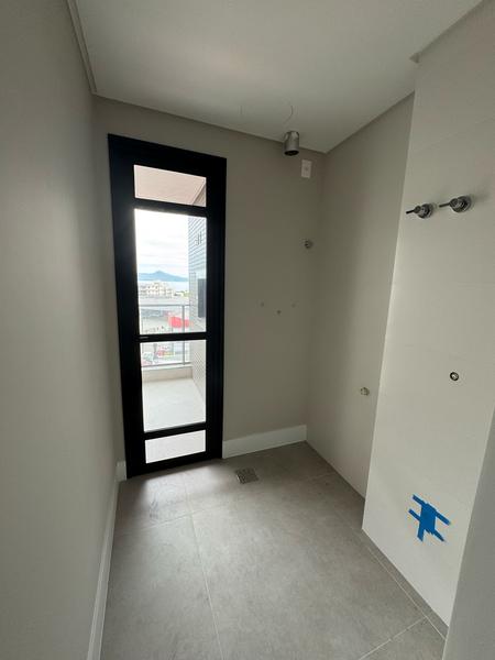 Apartamento com 2 dormitórios, suíte, sacada, churrasqueira e garagem no Kobrasol.