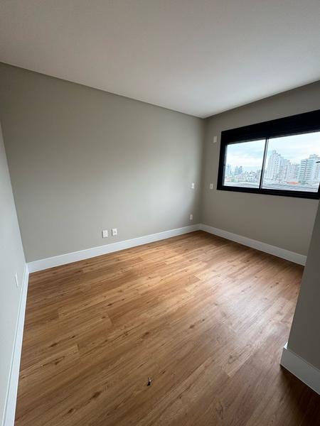 Apartamento com 2 dormitórios, suíte, sacada, churrasqueira e garagem no Kobrasol.
