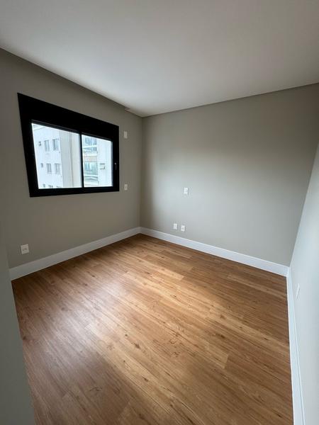 Apartamento com 2 dormitórios, suíte, sacada, churrasqueira e garagem no Kobrasol.