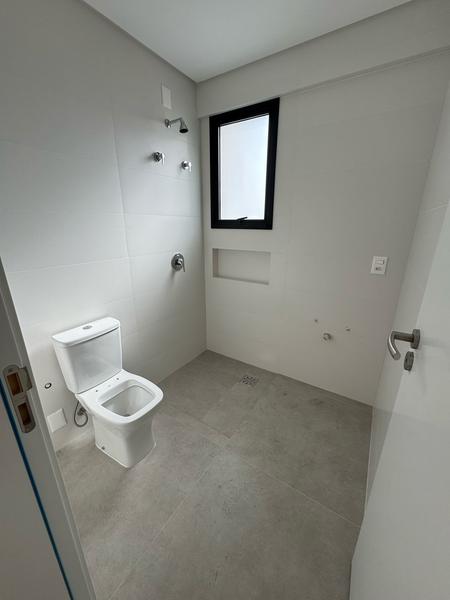 Apartamento com 2 dormitórios, suíte, sacada, churrasqueira e garagem no Kobrasol.