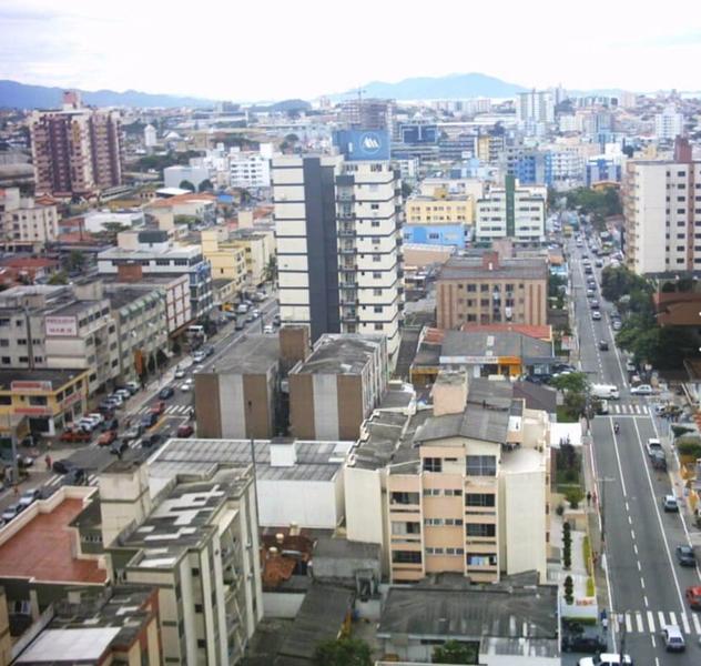 Apartamento de 2 dormitórios com garagem descoberta no Kobrasol