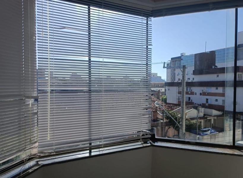 Apartamento de 2 dormitórios co 1 suíte, sacada e garagem em Canasvieiras.