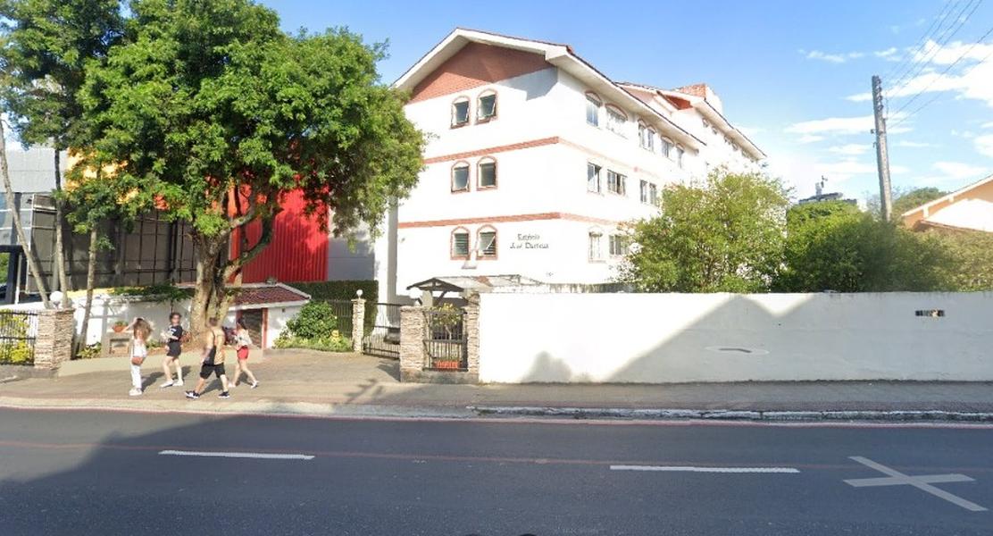 Apartamento de 2 dormitórios (suíte), com armários e garagem em Coqueiros.