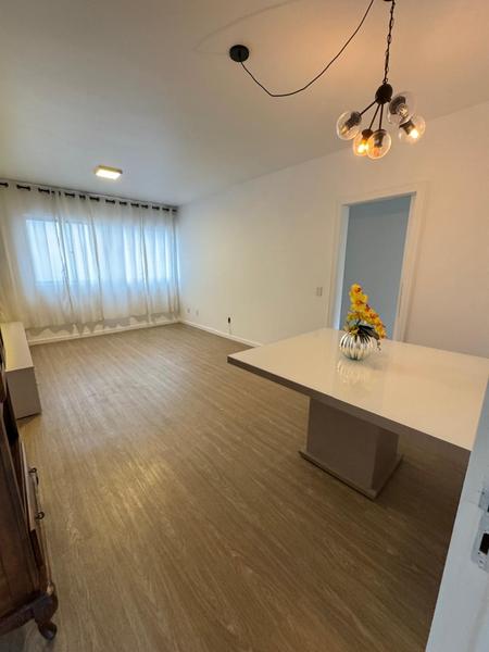Apartamento de 2 dormitórios (suíte), com armários e garagem em Coqueiros.