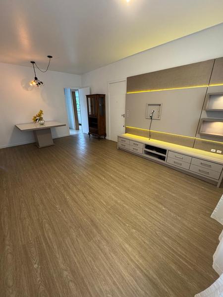 Apartamento de 2 dormitórios (suíte), com armários e garagem em Coqueiros.