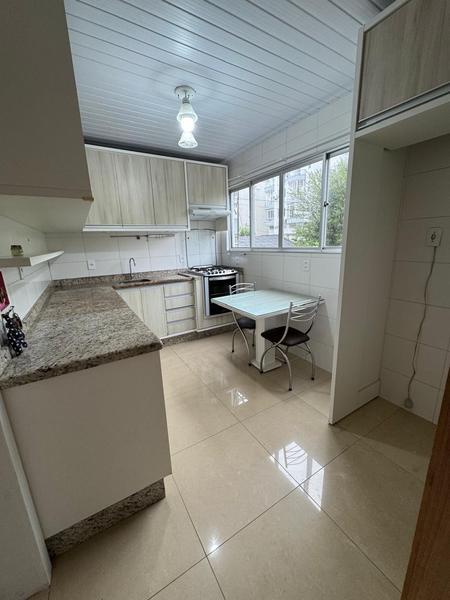 Apartamento de 2 dormitórios (suíte), com armários e garagem em Coqueiros.