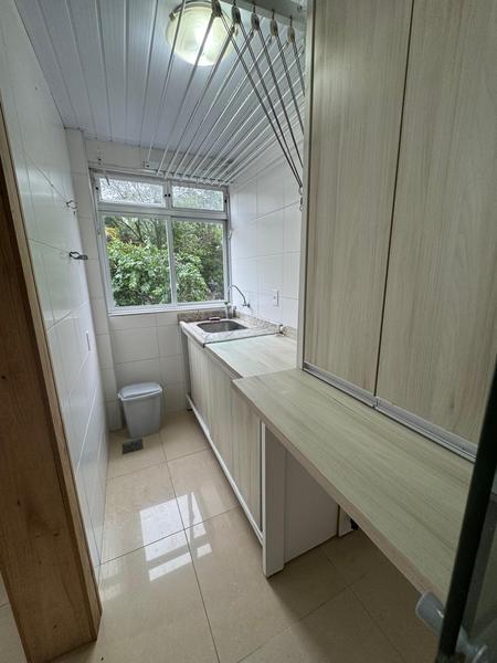 Apartamento de 2 dormitórios (suíte), com armários e garagem em Coqueiros.