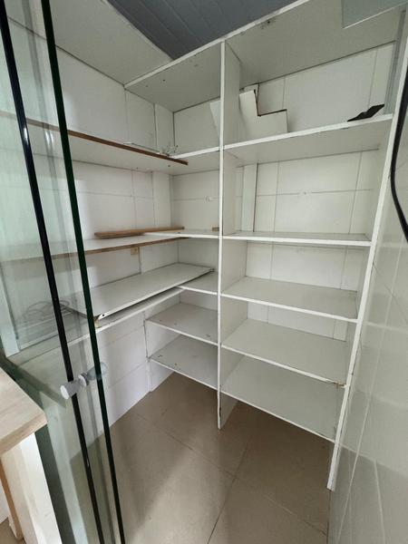 Apartamento de 2 dormitórios (suíte), com armários e garagem em Coqueiros.