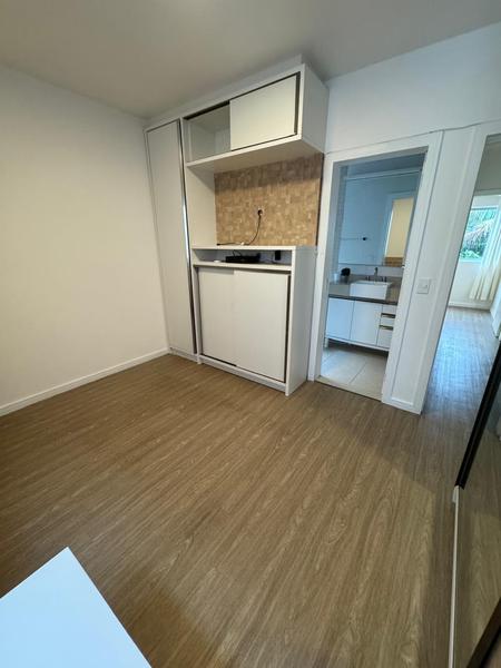 Apartamento de 2 dormitórios (suíte), com armários e garagem em Coqueiros.