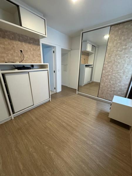 Apartamento de 2 dormitórios (suíte), com armários e garagem em Coqueiros.