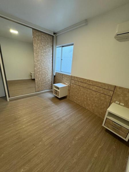 Apartamento de 2 dormitórios (suíte), com armários e garagem em Coqueiros.