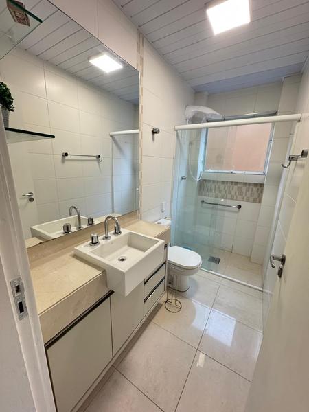 Apartamento de 2 dormitórios (suíte), com armários e garagem em Coqueiros.