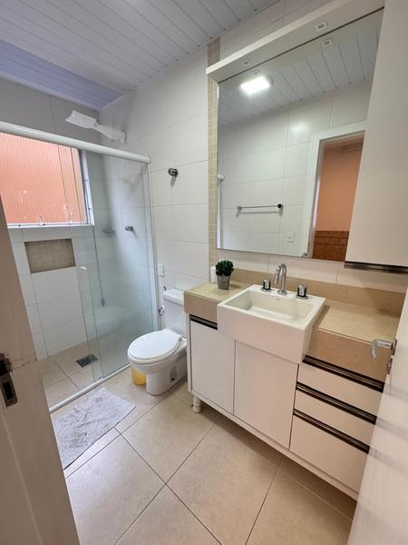 Apartamento de 2 dormitórios (suíte), com armários e garagem em Coqueiros.