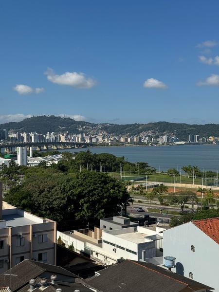 Apartamento amplo de 1 dormitório em Coqueiros.