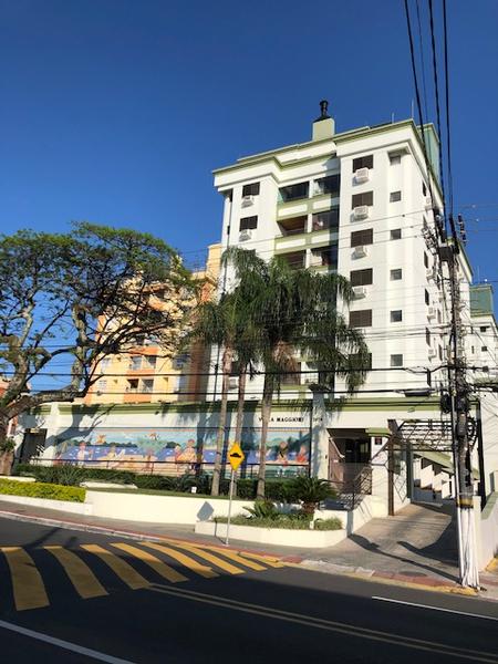 Apartamento Amplo na Praia da Saudade em Coqueiros com Lazer Completo e Vaga Coberta