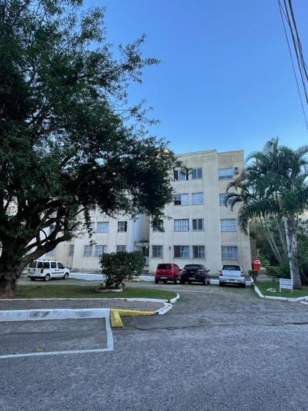 Apartamento reformado de 2 dormitórios com estacionamento em Coqueiros.
