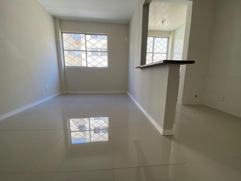 Apartamento reformado de 2 dormitórios com estacionamento em Coqueiros.