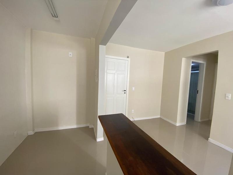Apartamento reformado de 2 dormitórios com estacionamento em Coqueiros.