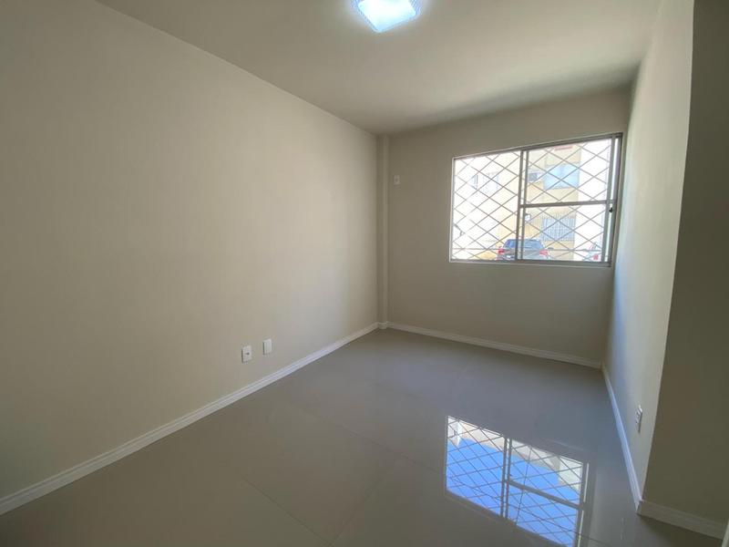 Apartamento reformado de 2 dormitórios com estacionamento em Coqueiros.