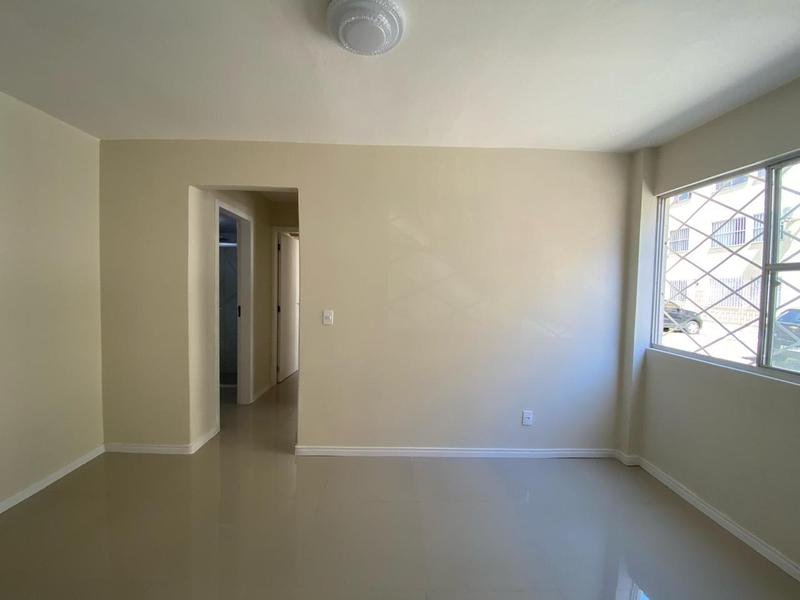 Apartamento reformado de 2 dormitórios com estacionamento em Coqueiros.
