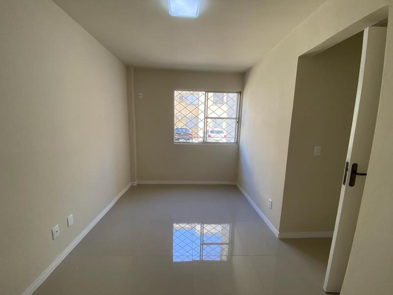 Apartamento reformado de 2 dormitórios com estacionamento em Coqueiros.