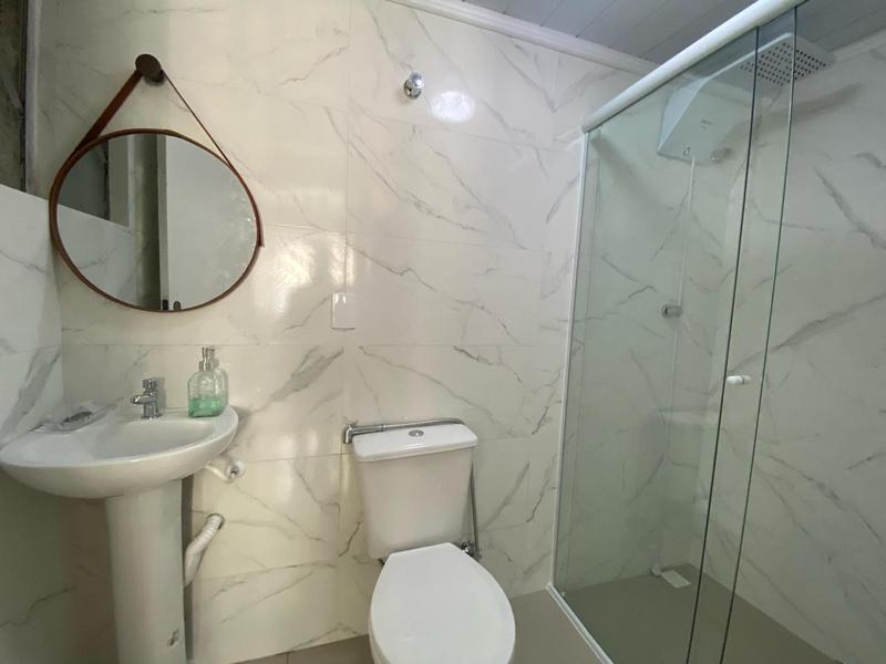 Apartamento reformado de 2 dormitórios com estacionamento em Coqueiros.