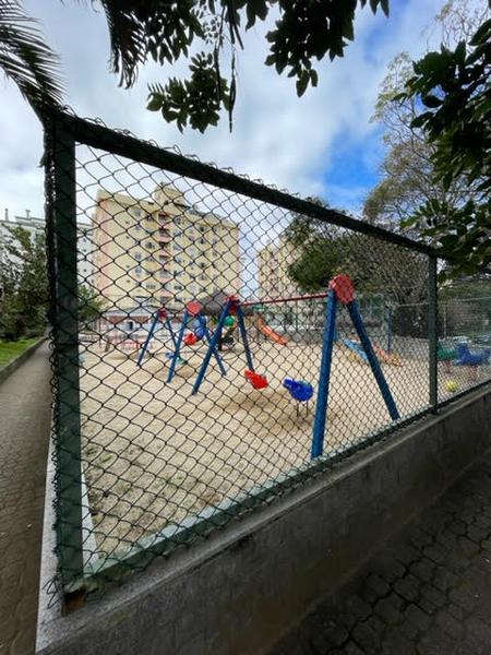 Apartamento reformado de 2 dormitórios com estacionamento em Coqueiros.