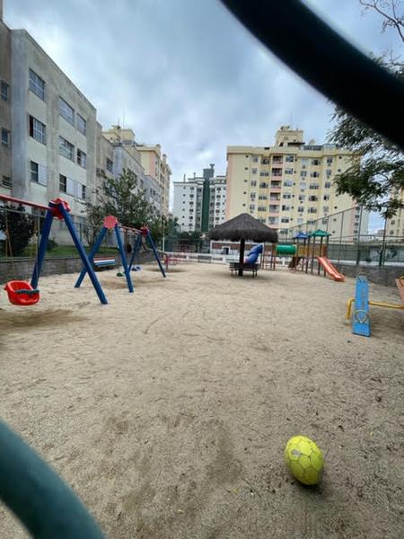 Apartamento reformado de 2 dormitórios com estacionamento em Coqueiros.