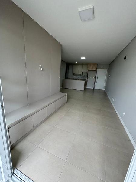Apartamento no bairro Ingleses com 2 dormitórios (suíte) e 2 garagens.