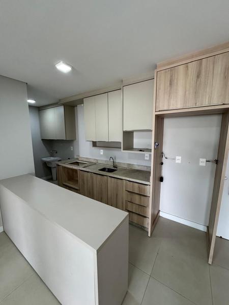 Apartamento no bairro Ingleses com 2 dormitórios (suíte) e 2 garagens.