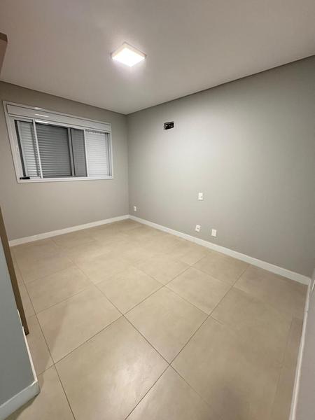 Apartamento no bairro Ingleses com 2 dormitórios (suíte) e 2 garagens.