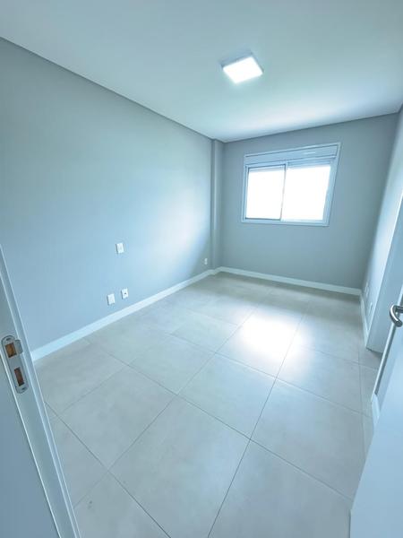 Apartamento no bairro Ingleses com 2 dormitórios (suíte) e 2 garagens.