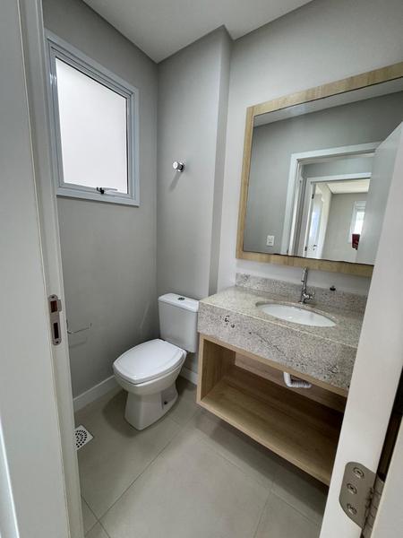 Apartamento no bairro Ingleses com 2 dormitórios (suíte) e 2 garagens.