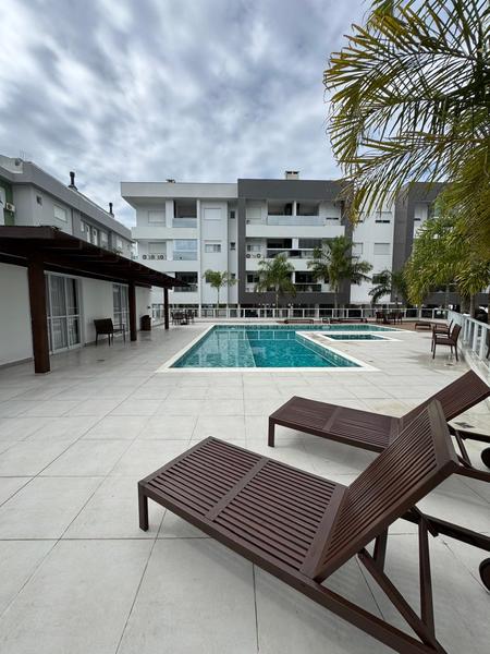 Apartamento no bairro Ingleses com 2 dormitórios (suíte) e 2 garagens.