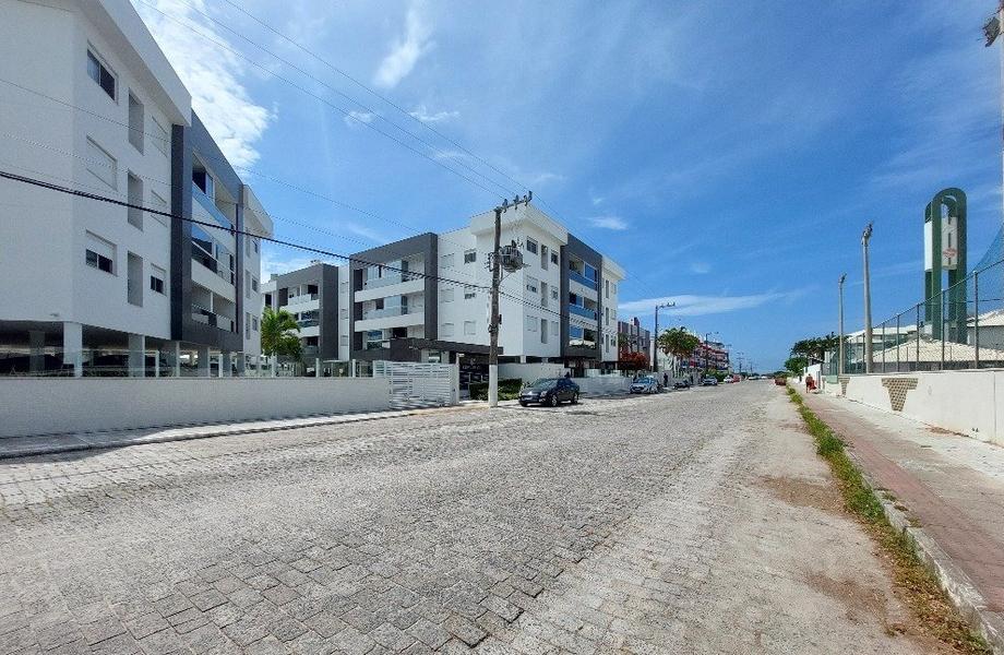 Apartamento no bairro Ingleses com 2 dormitórios (suíte) e 2 garagens.
