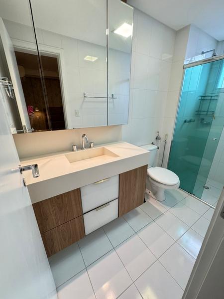 Apartamento com 2 dormitórios, suíte, closet e duas garagens no bairro Estreito.